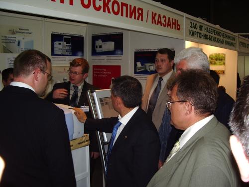 Премьер-Министр РТ Р.Н.Минниханов знакомится с экспонатами